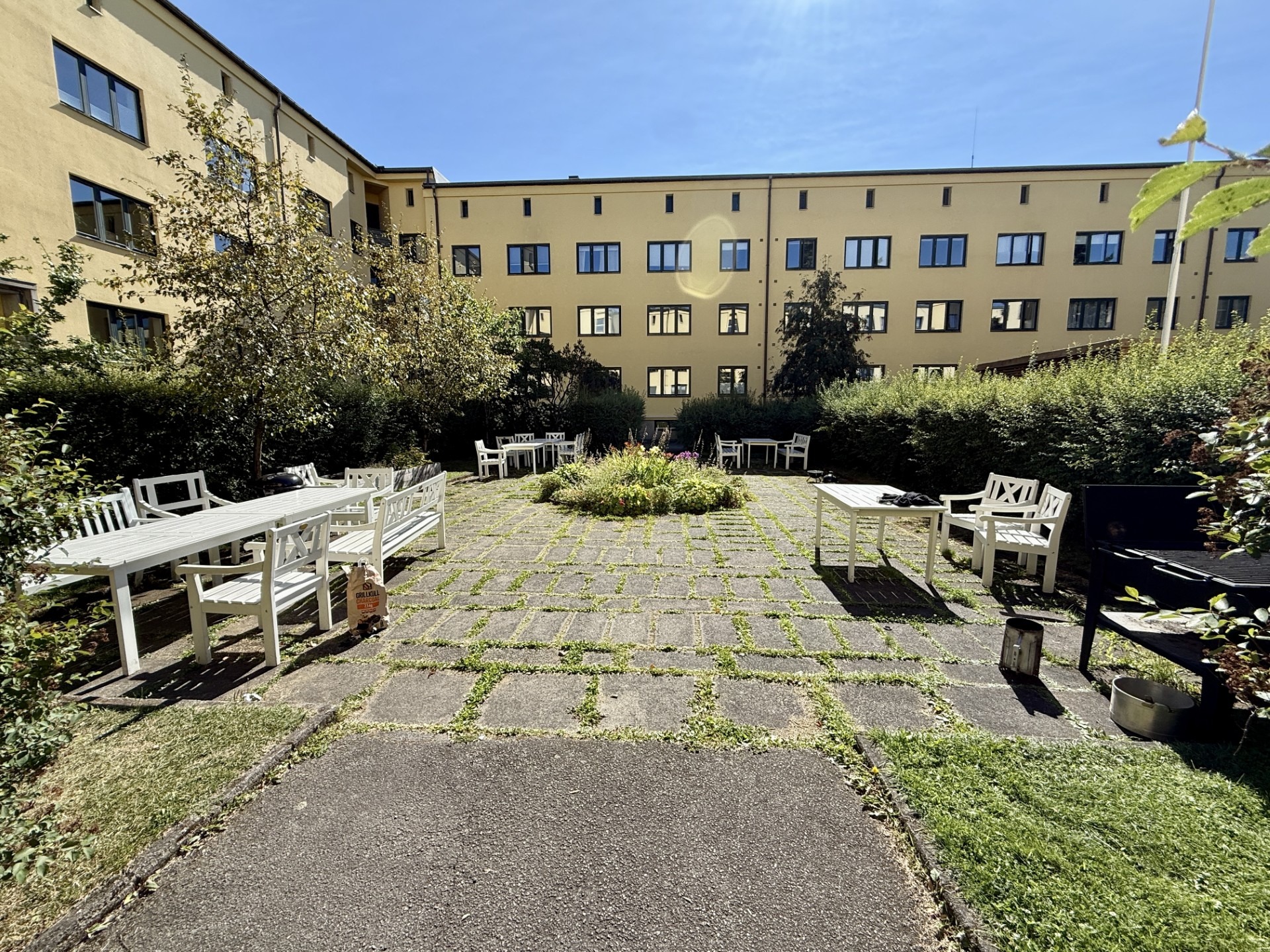 Lyse og trivelige uteområder (I). Området er ytterligere oppgradert med blant annet grill, så nye bilder følger snart!